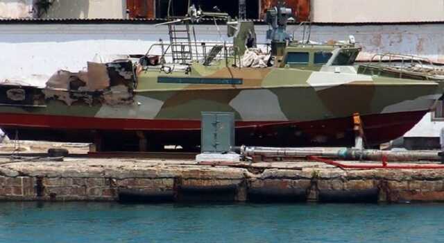 Россияне доставили в Севастополь катер, подбитый у Змеиного