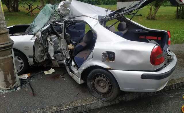 В Киеве легковушка на скорости въехала в электроопору: есть погибший