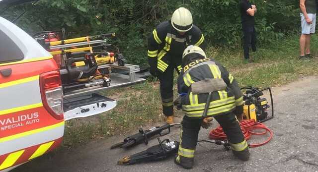 В Гостомеле столкнулись микроавтобус и легковушка: пострадавших зажало в салоне