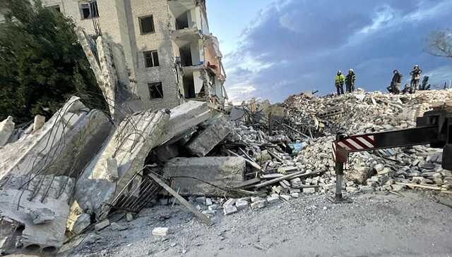 Ракетный удар по Часовому Яру: из-под завалов спасли человека