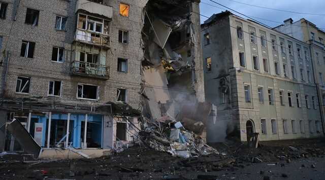 Ночной обстрел многоэтажки в Харькове: в ГСЧС показали жуткие фото последствий