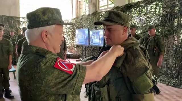 Новый символ войны?: Российские генералы начали носить красные шевроны с буквой «О»