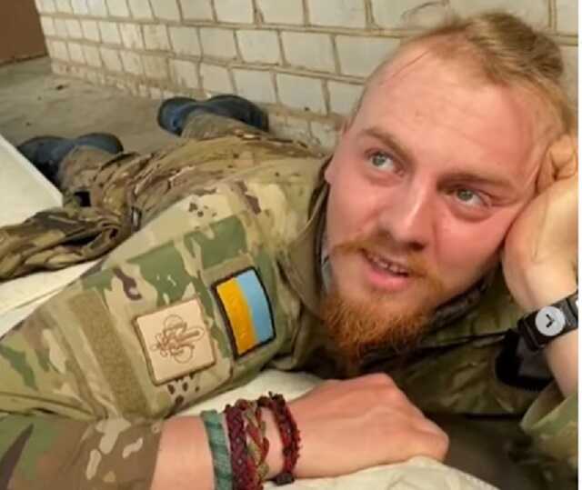 Видео, как украинский воин под обстрелами читает поэзию Василия Стуса, тронуло сеть