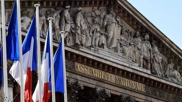 Во Франции парламент не смог отправить правительство страны в отставку