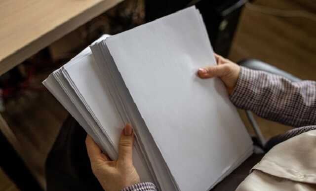 В РФ, пытаясь оправдать нехватку бумаги, заявили, что желтая полезней для здоровья