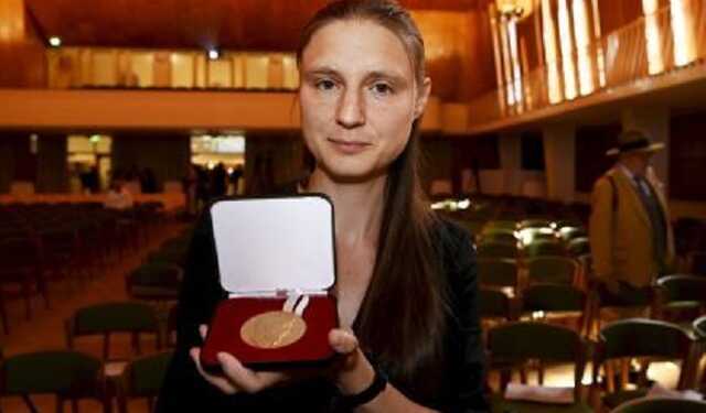 Зеленский наградил орденом украинку, получившую математического "Нобеля"