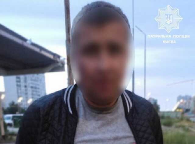 Полиция задержала киевлянина, сливавшего топливо с припаркованного автомобиля