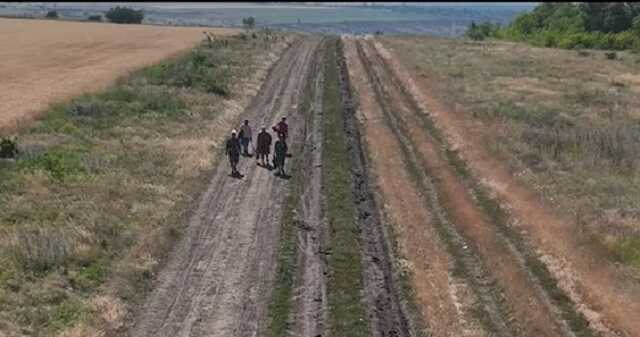 Херсонские старики-беженцы пешком под обстрелами бегут от оккупантов