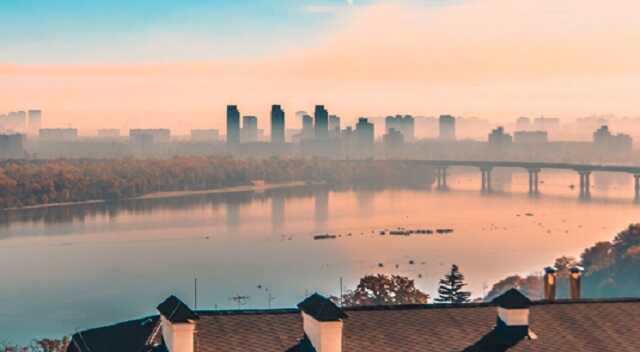 В центре Киева с утра наблюдается сильный пожар