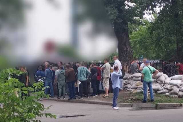 Тисячі чоловіків днями й тижнями стоять у чергах біля київських військкоматів