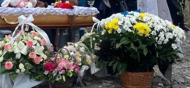 В Виннице попрощались с 4-летней Лизой, убитой ракетой оккупантов