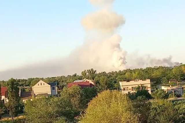 Украинские воины разбудили оккупантов попаданием по складу в Новой Каховке