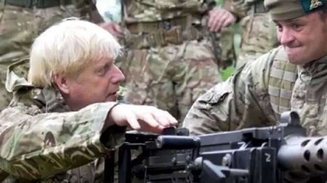 Джонсон взяв участь у навчаннях українських військових у Британії та прокричав "Слава Україні"