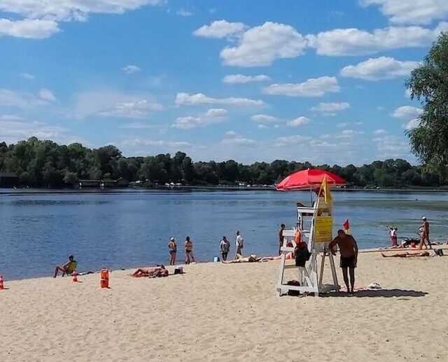 У Києві позеленів Дніпро, але люди продовжуються купатися: чим це загрожує