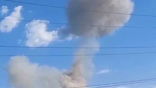 В окупованих Таврійську і Новій Каховці чули вибухи, в небо підіймаються стовпи диму