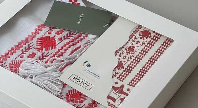 Создателям Bayraktar подарили уникальные вышиванки с изображением беспилотника