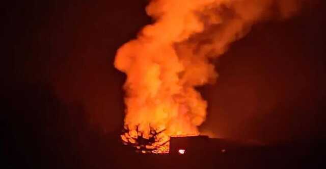 Війська РФ вдарили ракетами по Дніпру, після вибухів почалася пожежа