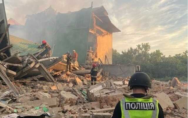 Обстрел школы и дома культуры в Чугуеве: под завалами нашли 3 человека