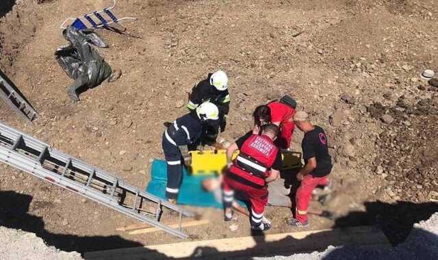 У Львівській області рятувальники дістали чоловіка з триметрової ями
