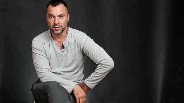 До Арестовича в центрі Києва вишикувалася черга з шанувальниць