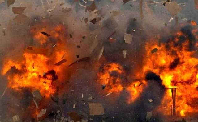 В окупованому Донецьку прогриміли вибухи на складі з БК і ПММ: піднявся дим