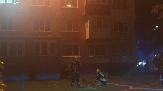 В одному з районів Києва загорілася п’ятиповерхівка: є постраждалий