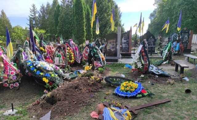 Пошкодили хрести та розкидали вінки: на Черкащині невідомі осквернили могили військовослужбовців