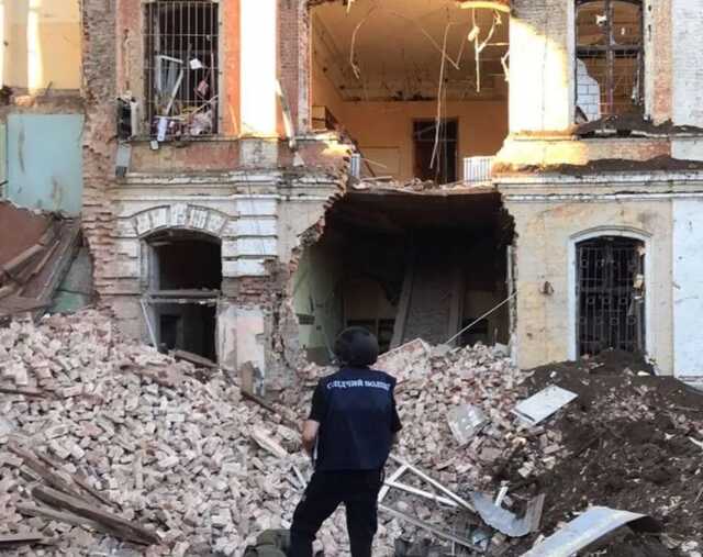 Окупанти вдарили по університету у центрі Харкова ракетою С-300: фото наслідків