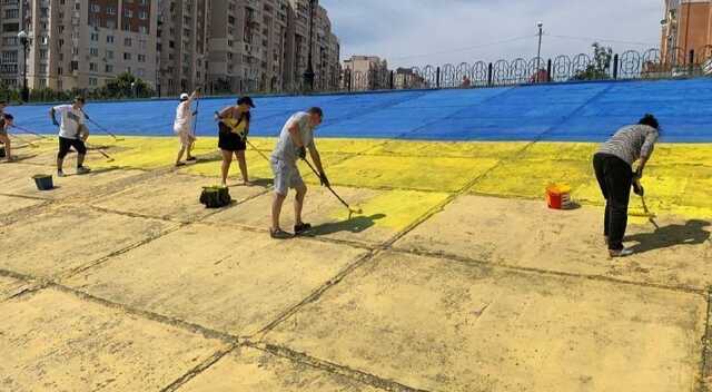 У Києві на Оболонській набережній відновили величезне зображення прапора України