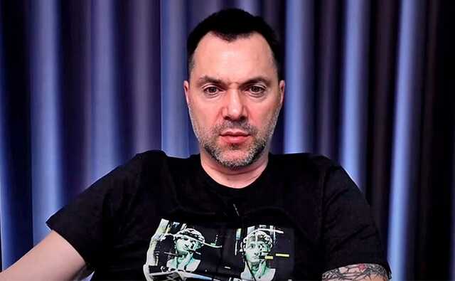 Армії РФ потрібно тікати з Криму, допоки Керченський міст ще не знищено – Арестович