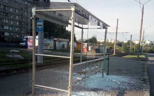 Росія вдарила по Харкову: поранено чоловіка, який стояв на зупинці