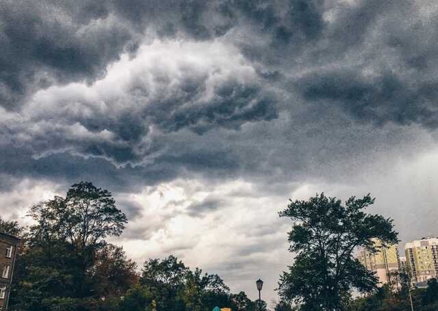 Окупований Мелітополь затопило та вітром зірвало дахи з будівель