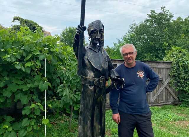 На Київщині коваль із уламків ракети "Іскандер" створив скульптуру козака