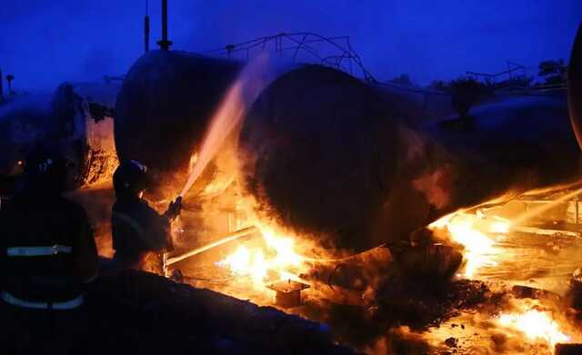 В окупованій Макіївці весь ранок горіла нафтобаза, знищено 4 резервуари