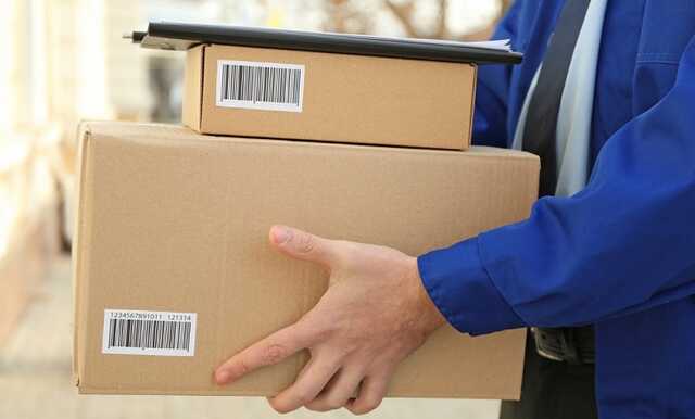 Українців масово дурять поштові шахраї: чому варто перевіряти посилку перед оплатою