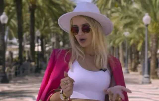 Российской блогерше в Испании разрисовали машину. Она в истерике из-за "русофобии"