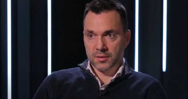 "Кремлю підготуватися?": Арестович відреагував на вибухи в Криму