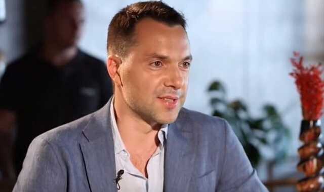 "Мені кінець": Арестович розповів, що сказав дружині та дітям у перший день війни