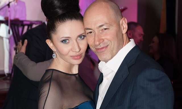 Дружина Гордона показала, як у прозорій футболці "тягне" Путіна за вухо