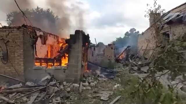 Все селище охоплене вогнем: українські військові показали жахливі кадри евакуації цивільних з Донбасу