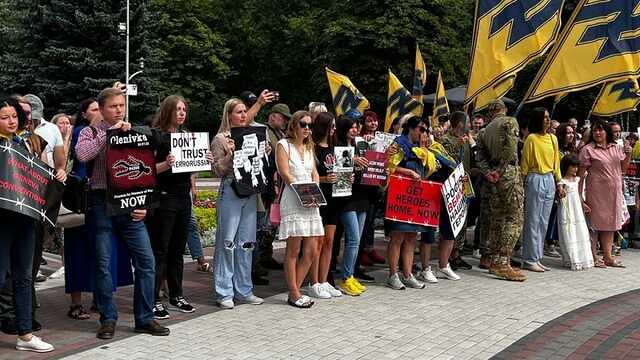 "Оленівка - новий Освенцім!" На Київщині рідні знову закликали звільнити захисників Маріуполя