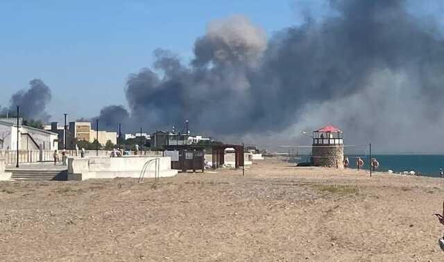 Черга понад 25 км: росіяни масово тікають з Криму