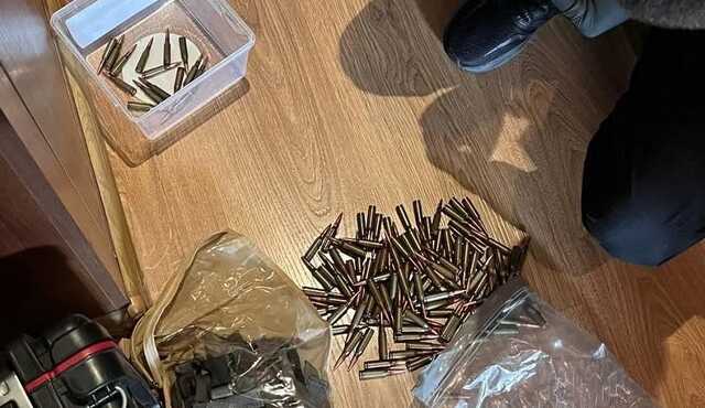 На Київщині у чоловіка знайшли гранатомет, боєприпаси та наркотики