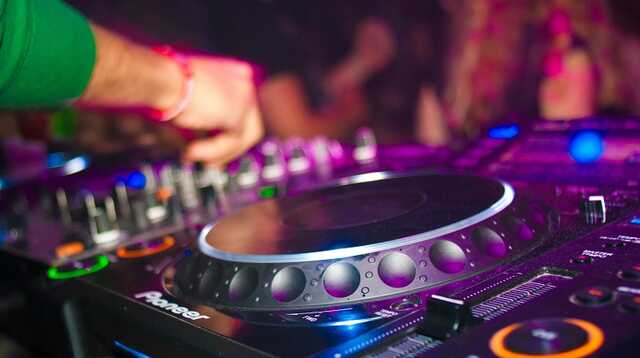 Окупанти заарештували діджея, який увімкнув українську пісню в кримському кафе