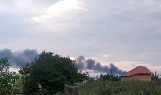 "Хлопки" сталися одразу у двох точках: нові деталі ранкових вибухів в окупованому Криму