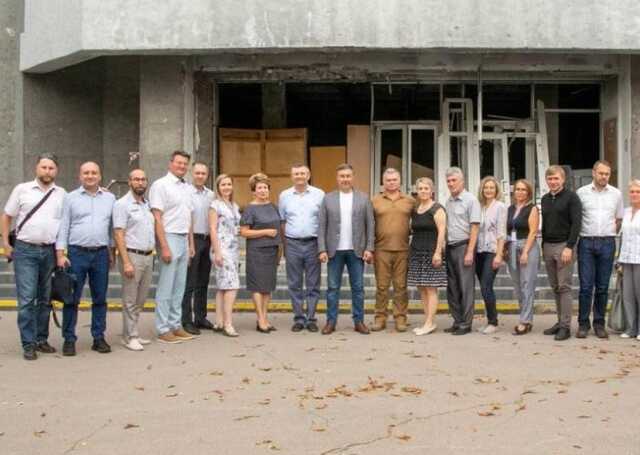 Учителям Мариуполя запретили выезжать из города