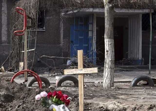 Окупанти в Маріуполі розкопали поховання пенсіонера, щоб "вибити" гроші з його родичів