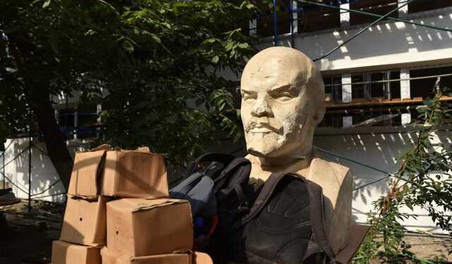 У Маріуполі окупанти в школах встановлюють бюсти Леніна та показують радянські фільми