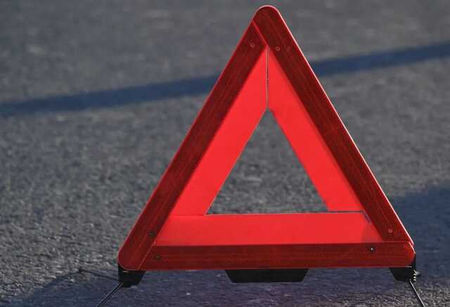 На Київщині легковик з’їхав у кювет і протаранив дерево: є загиблий та постраждалі