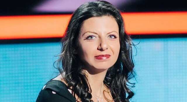 Пропагандистка Путіна ходить парком з охороною і лякається дитячого м’ячика